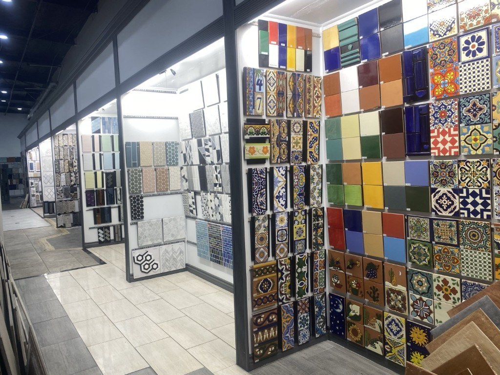 Decorative and mosaic tile wall